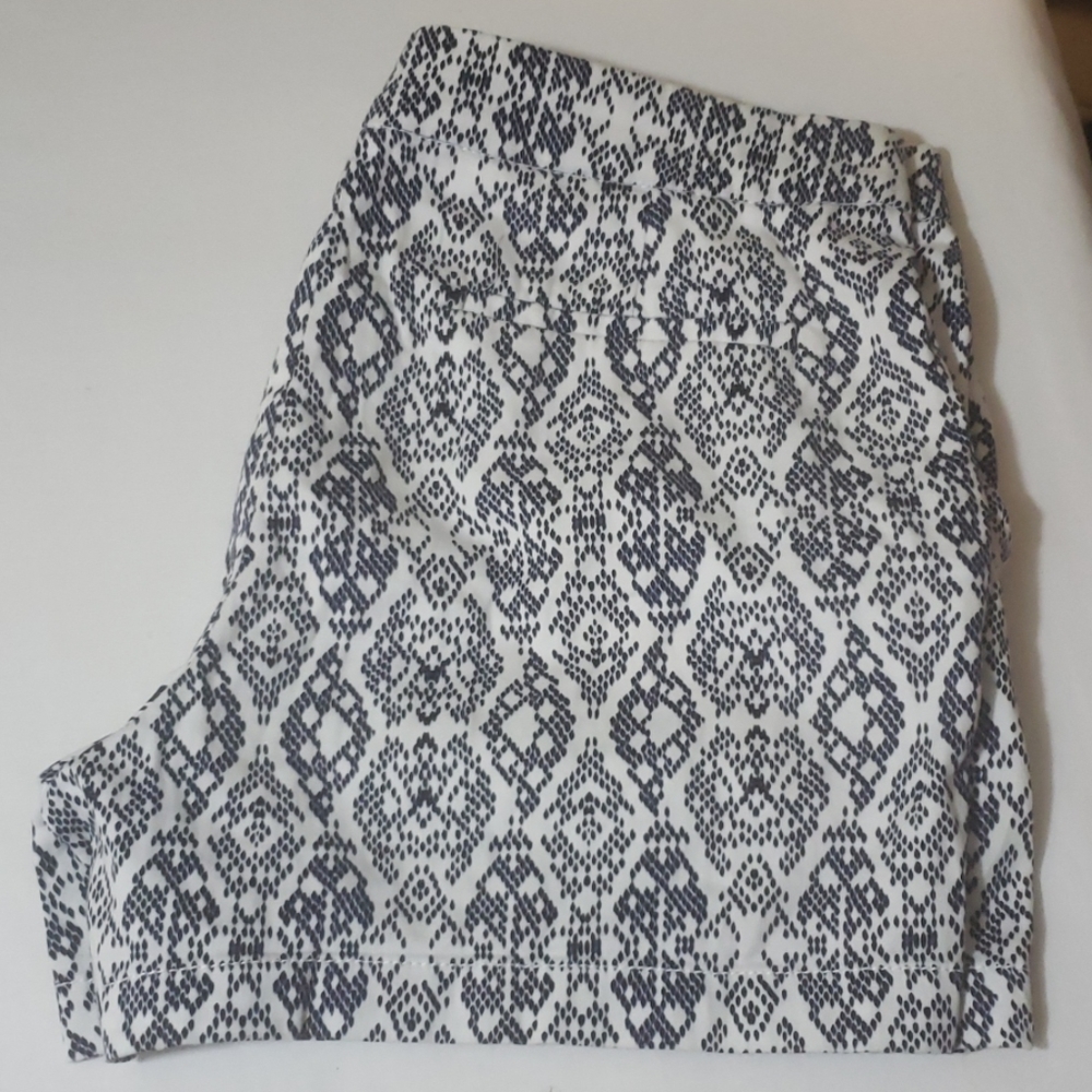 DEPT222 navy and white shorts size 12 EUC